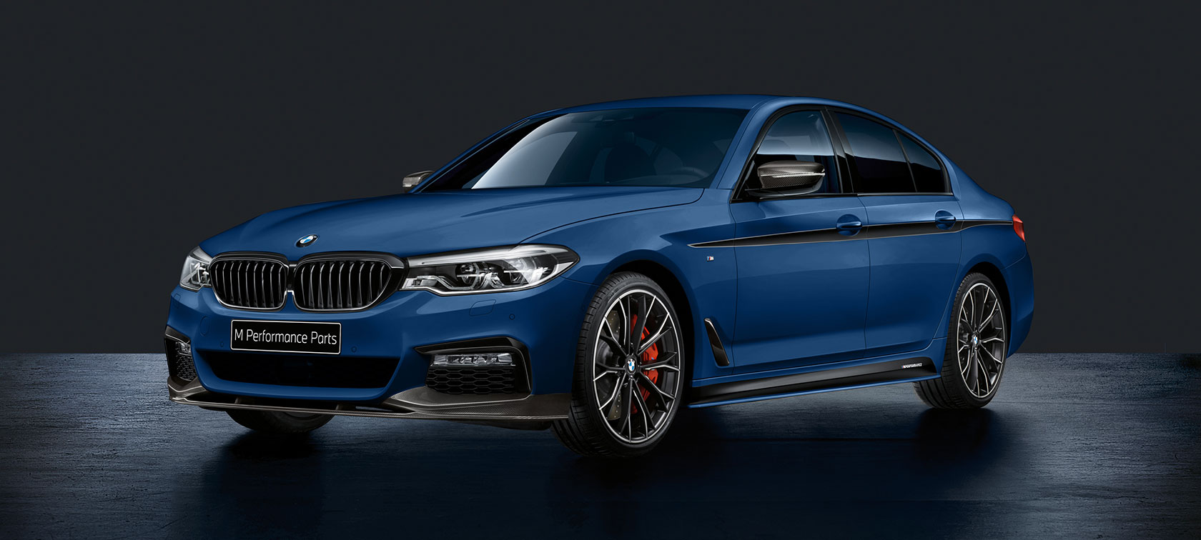 Пакет M Performance для BMW 5 Серии (G30). BMW 5 Серии (G30), вид спереди с поворотом в три четверти, БМВ.