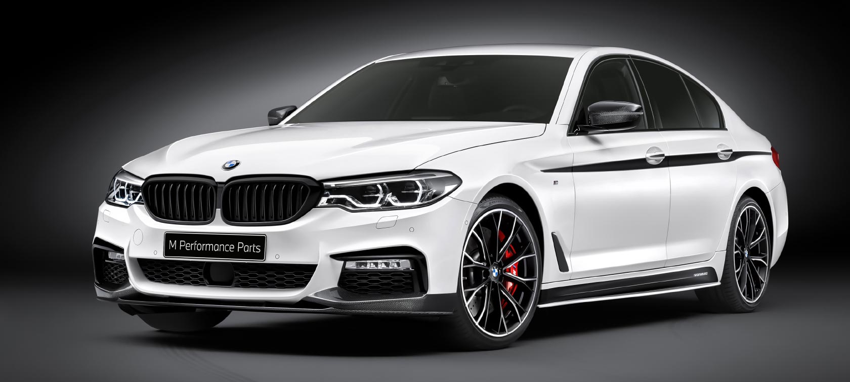 Пакет M Performance для BMW 5 Серии (G30). BMW 5 Серии (G30), вид спереди с поворотом в три четверти, БМВ.