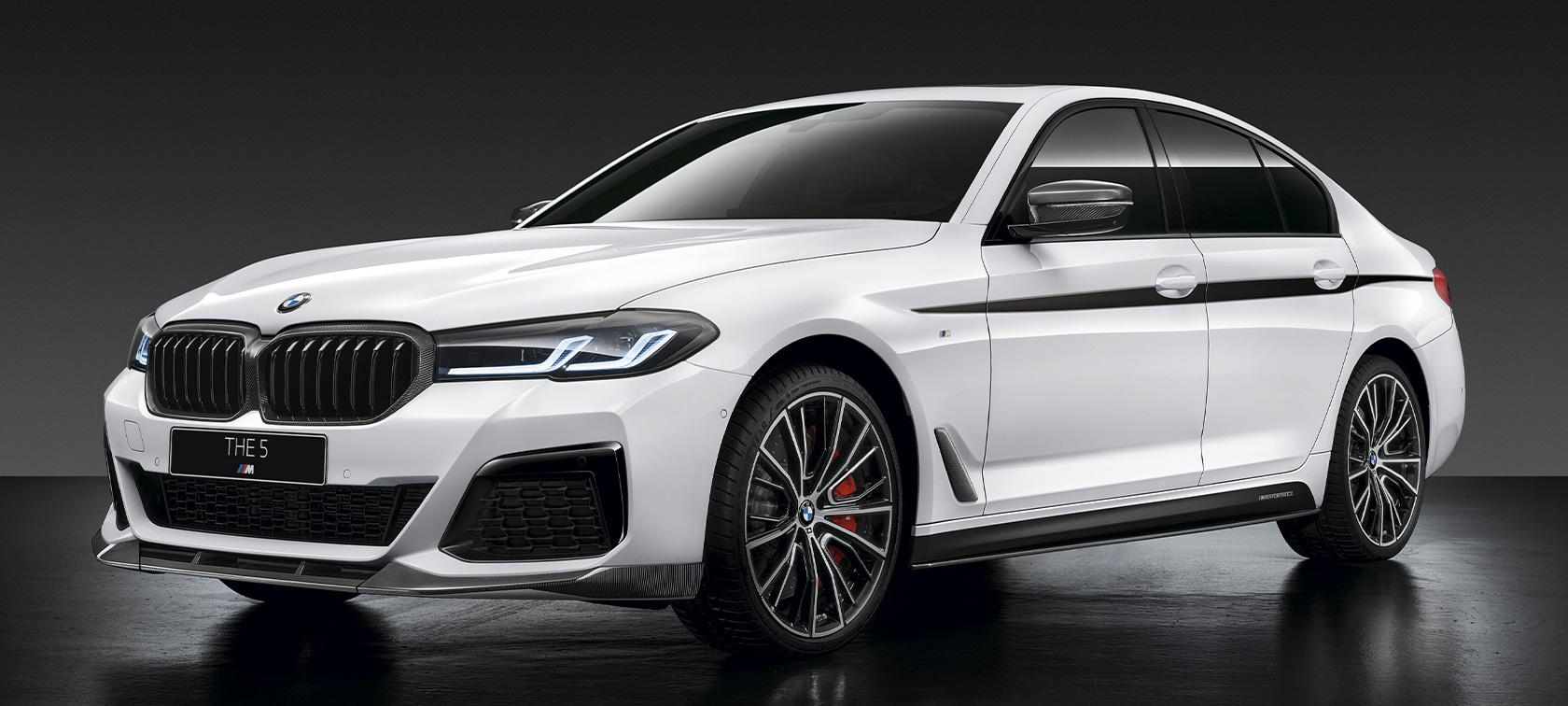Пакет M Performance для BMW 5 Серии (G30). BMW 5 Серии (G30), вид спереди с поворотом в три четверти, БМВ.