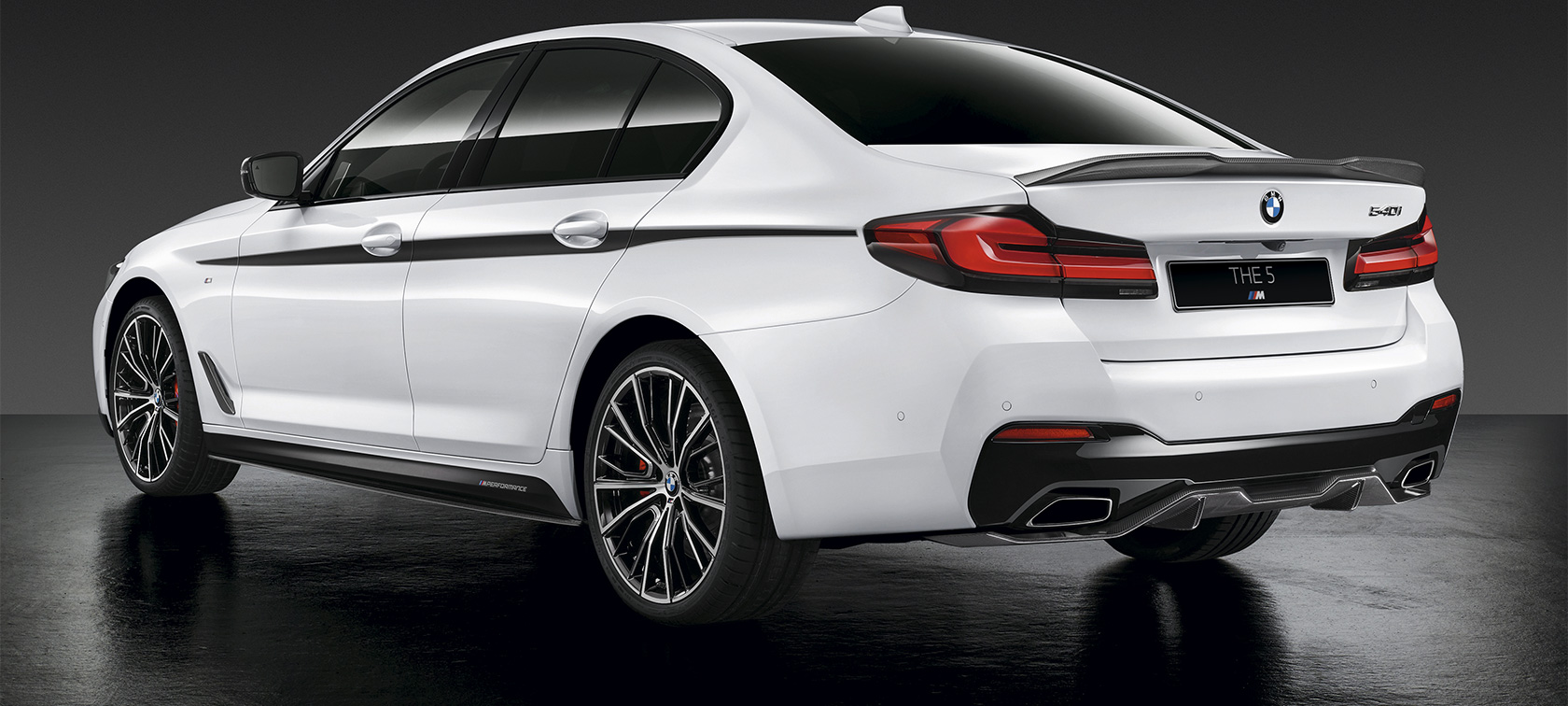 Пакет M Performance для BMW 5 Серии (G30). BMW 5 Серии (G30), вид спереди с поворотом в три четверти, БМВ.