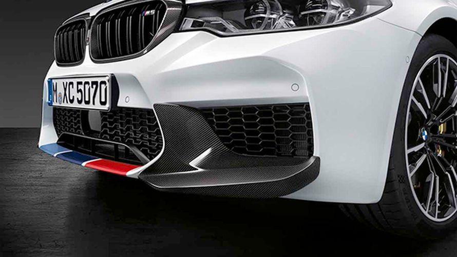 Карбоновые накладки бампера для BMW M5 серии (F90). Карбоновые накладки бампера для BMW M5 серии (F90), крупный план, БМВ.