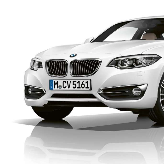 BMW 2 серии Coupe, Модель Luxury Line, вид спереди с поворотом на три четверти BMW 2 серии Coupe, Модель Luxury Line, вид спереди с поворотом на три четверти