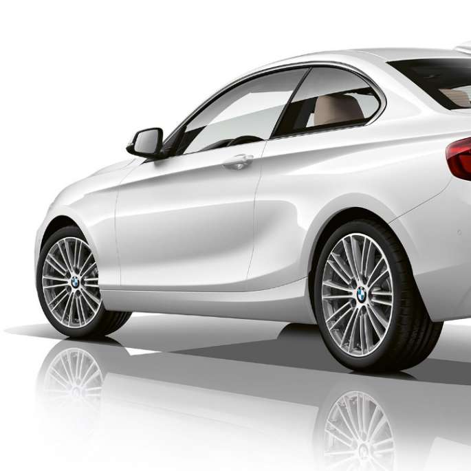 BMW 2 серии Coupe, Модель Luxury Line, вид сзади с поворотом на три четверти BMW 2 серии Coupe, Модель Luxury Line, вид сзади с поворотом на три четверти