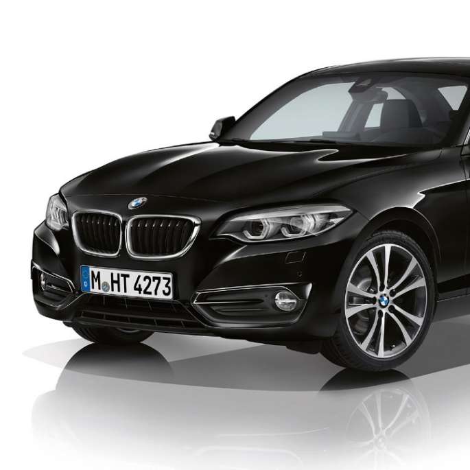 BMW 2 серии Coupe, Модель Sport Line, вид спереди с поворотом на три четверти BMW 2 серии Coupe, Модель Sport Line, вид спереди с поворотом на три четверти