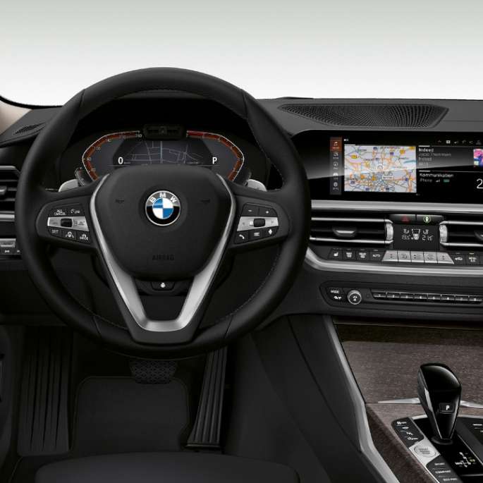 Седан BMW 3 серии Luxury Line, место водителя Крупный план места водителя седана BMW 3 серии Luxury Line.