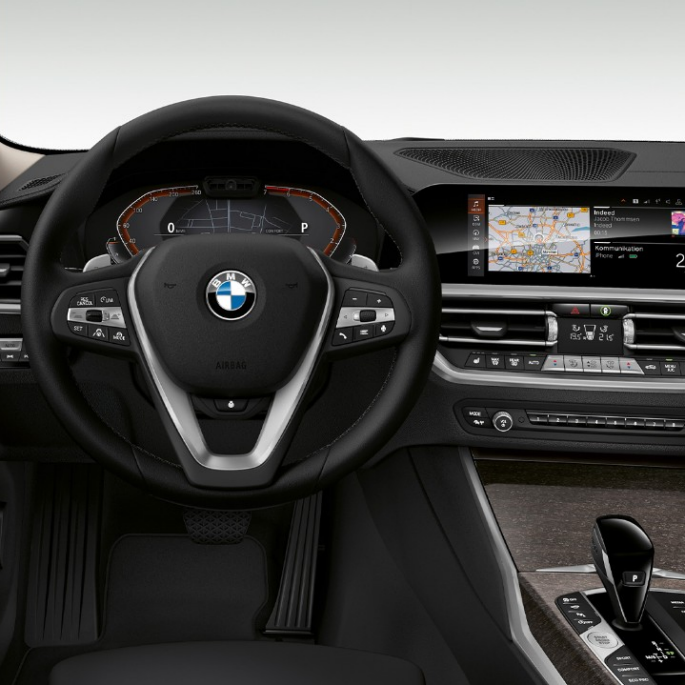 Седан BMW 3 серии Luxury Line, место водителя Крупный план места водителя седана BMW 3 серии Luxury Line.