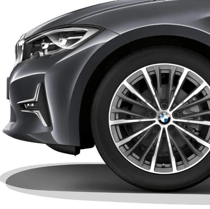 Седан BMW 3 серии Luxury Line, легкосплавный диск Крупный план легкосплавного диска седана BMW 3 серии Luxury Line.
