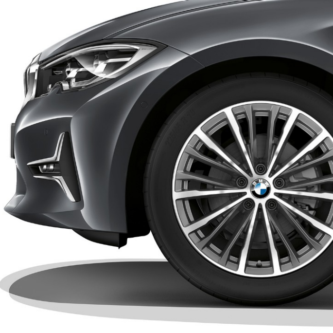 Седан BMW 3 серии Luxury Line, легкосплавный диск Крупный план легкосплавного диска седана BMW 3 серии Luxury Line.