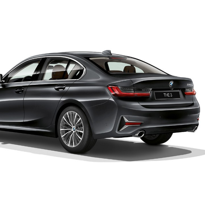 Седан BMW 3 серии Luxury Line, вид сзади Вид сзади с поворотом в три четверти седана BMW 3 серии Luxury Line.