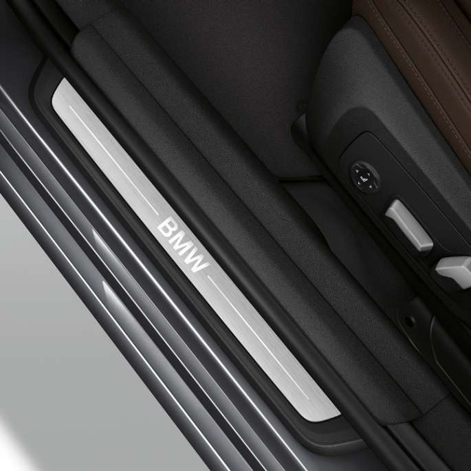 Седан BMW 3 серии Luxury Line, дверной порог Вид сверху дверного порога седана BMW 3 Luxury Line.