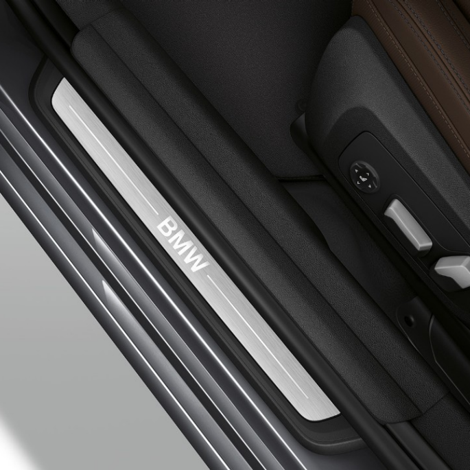 Седан BMW 3 серии Luxury Line, дверной порог Вид сверху дверного порога седана BMW 3 Luxury Line.