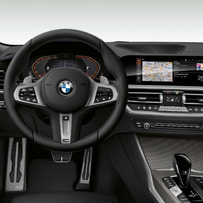 Седан BMW 3 серии M Sport, место водителя Крупный план места водителя седана BMW 3 серии M Sport.