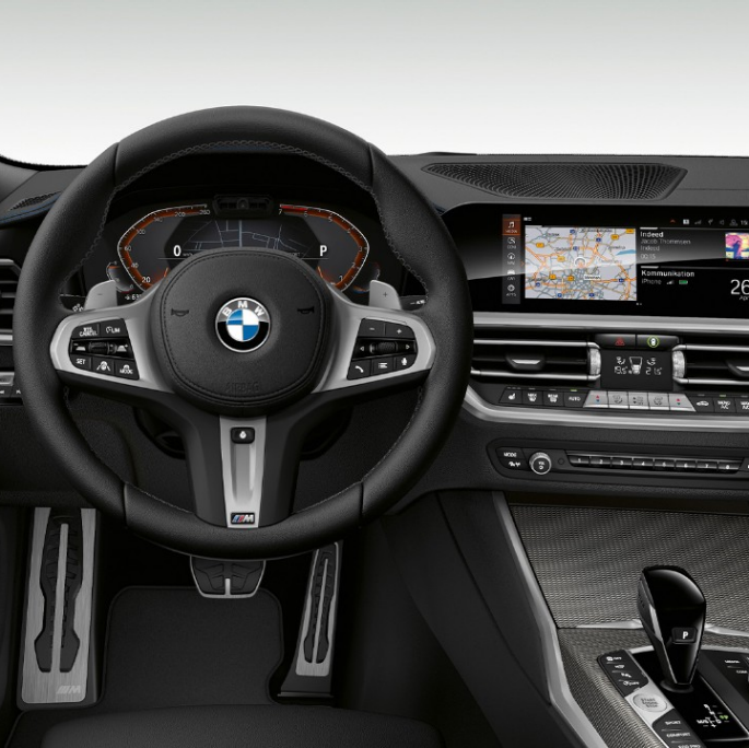 Седан BMW 3 серии M Sport, место водителя Крупный план места водителя седана BMW 3 серии M Sport.