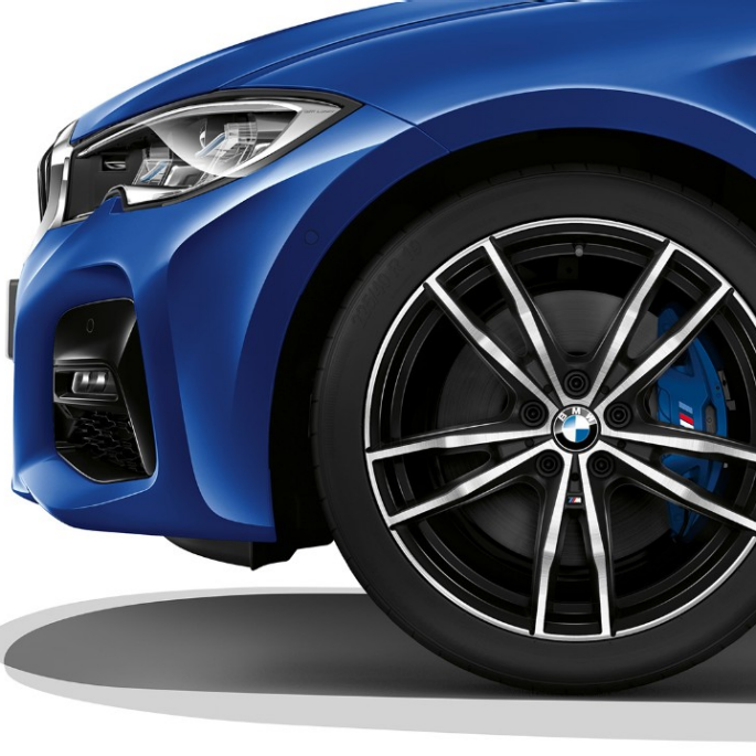 Седан BMW 3 серии M Sport, легкосплавный диск Крупный план легкосплавного диска седана BMW 3 серии M Sport.