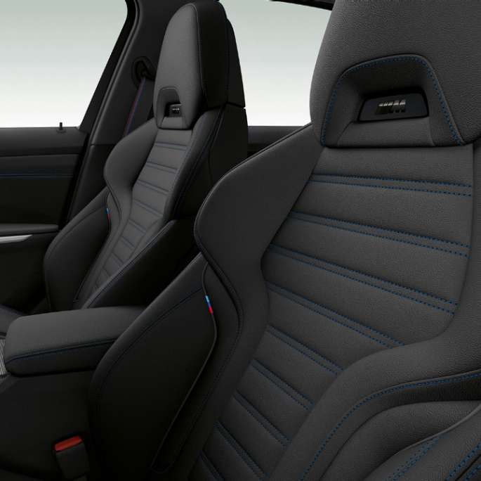 Седан BMW 3 серии M Sport, передние сиденья Крупный план передних сидений седана BMW 3 серии M Sport.