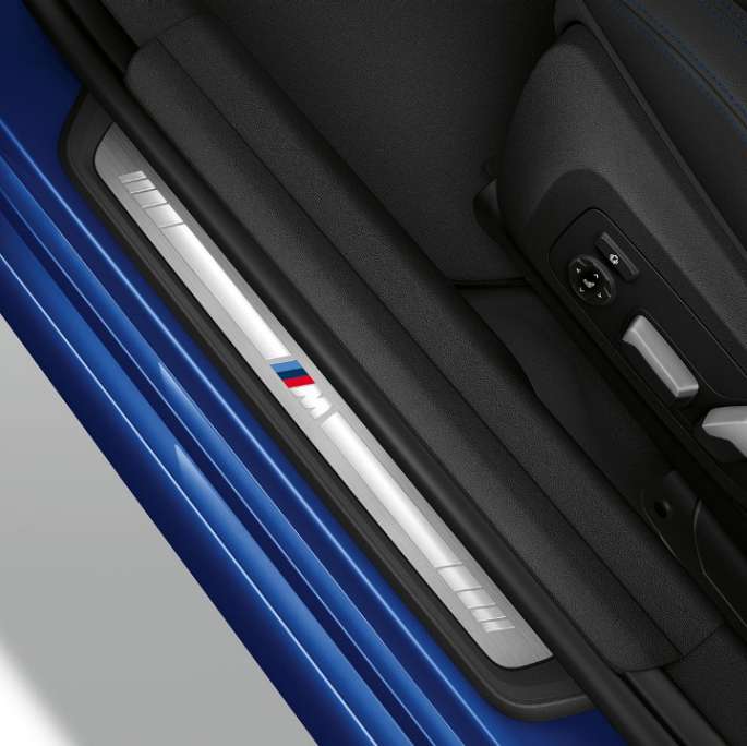 Седан BMW 3 серии M Sport, дверной порог Вид сверху дверного порога седана BMW 3 серии M Sport.