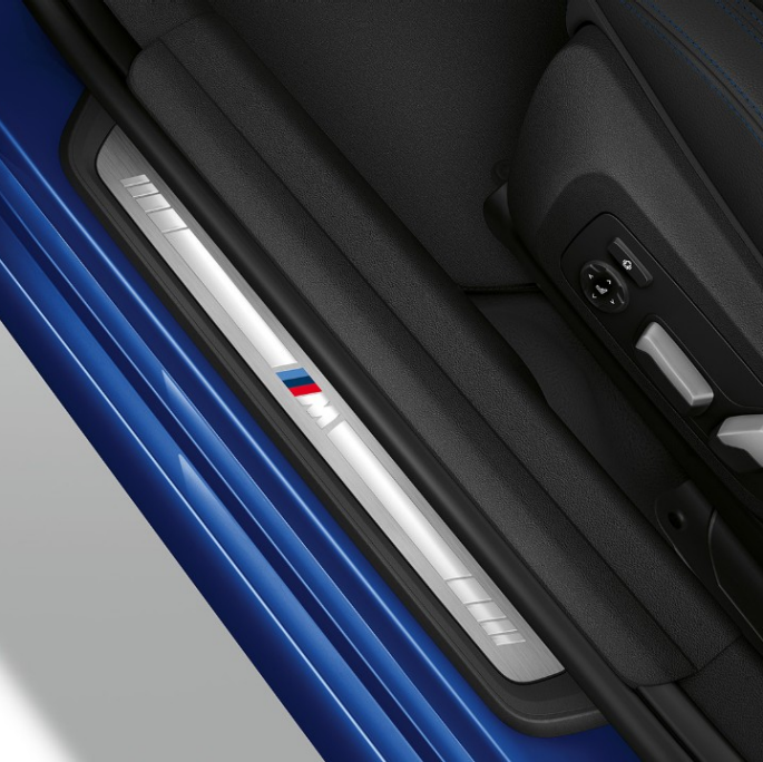 Седан BMW 3 серии M Sport, дверной порог Вид сверху дверного порога седана BMW 3 серии M Sport.