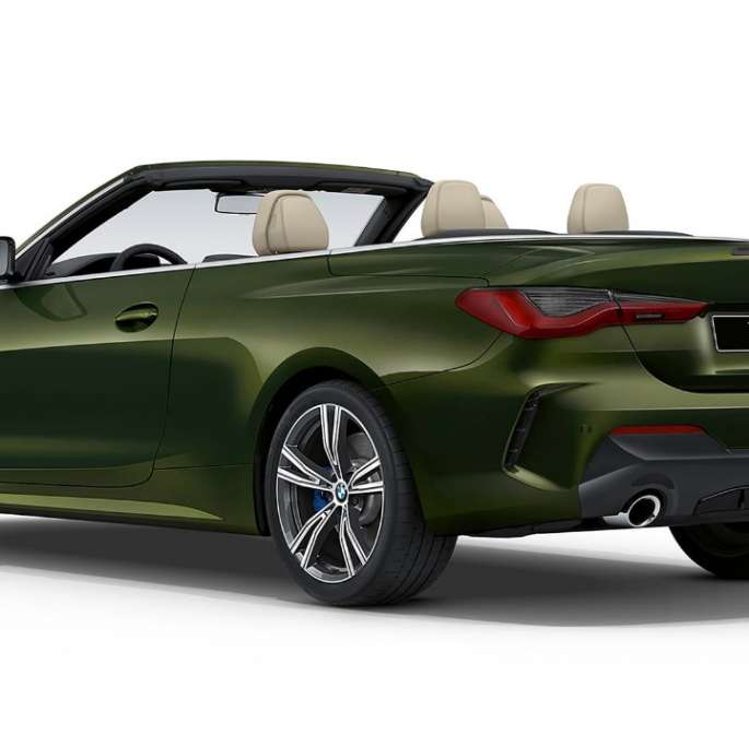 BMW 4 серии Cabrio G23 2020 исполнение M Sport "Серый Гранит металлик", вид сзади в три четверти