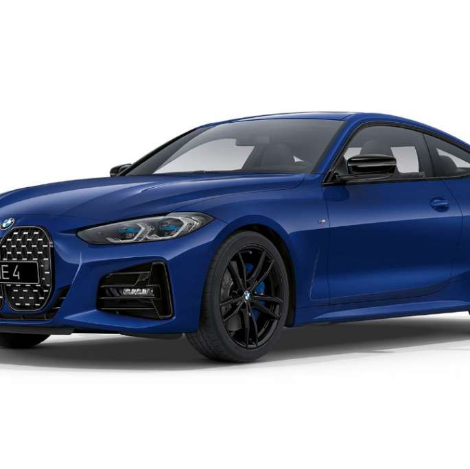 BMW 4 серии Coupe G22 2020 года с пакетом M Sport, цвет «Синий Арктик Рэйс» металлик, вид спереди с поворотом в три четверти