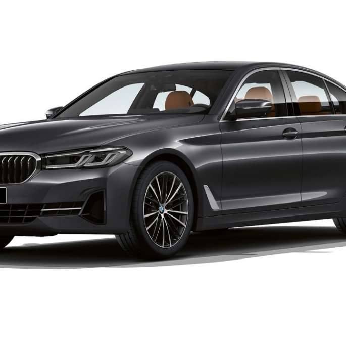 BMW 5 серии 540i G30 2020 года в базовой комплектации, цвет «Серый Софисто», вид спереди с поворотом в три четверти