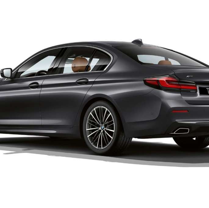 BMW 5 серии 540i G30 2020 года в базовой комплектации, цвет «Серый Софисто», вид сзади с поворотом в три четверти