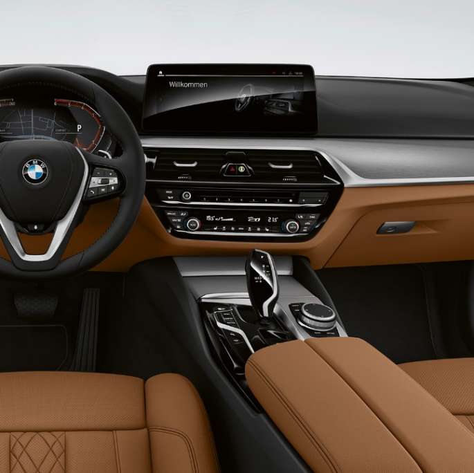 Панель приборов BMW 5 серии 540i G30 2020 в базовой комплектации, отделка Sensatec «Коньяк», интерьер