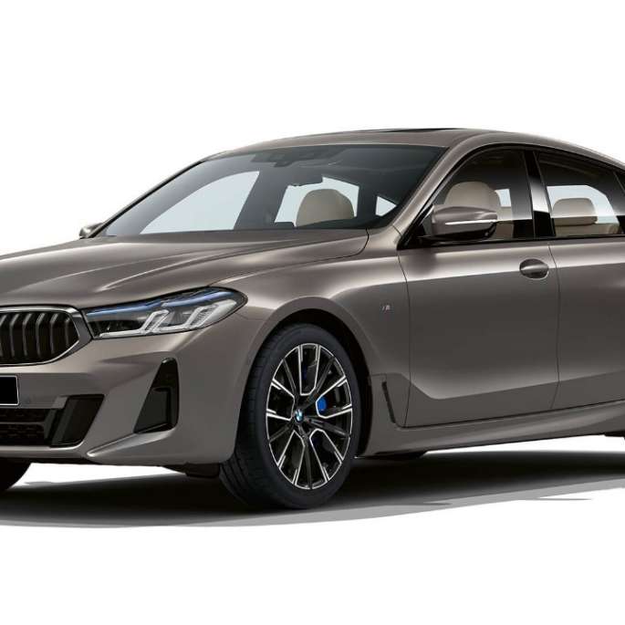 BMW 6 серии GT G32 640i xDrive 2020 года с пакетом M Sport, цвет «Серый Бернина» с эффектом янтарного мерцания, вид спереди с поворотом в три четверти