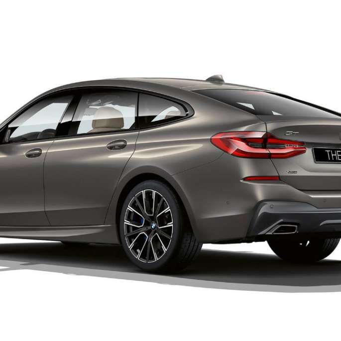 BMW 6 серии GT G32 640i xDrive 2020 года с пакетом M Sport, цвет «Серый Бернина» с эффектом янтарного мерцания, вид сзади с поворотом в три четверти