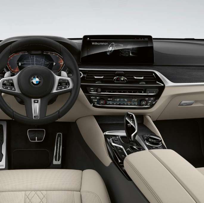 BMW 6 серии GT G32 640i xDrive 2020 года с пакетом M Sport, отделка кожей Nappa цвета «Слоновая Кость», интерьер