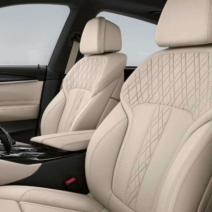 Отделка эксклюзивной кожей Nappa цвета «Слоновая Кость» BMW 6 серии GT G32 640i xDrive 2020 года с пакетом M Sport, интерьер