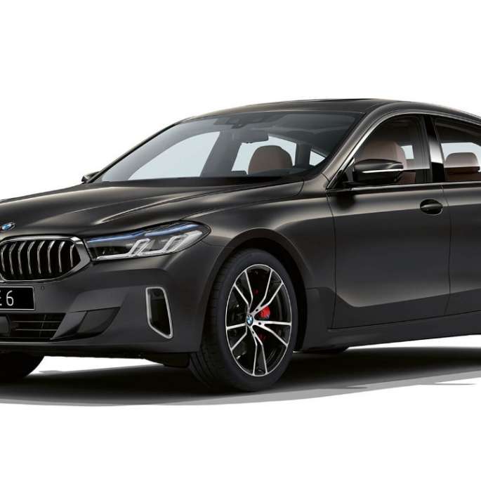 BMW 6 серии GT G32 640d xDrive 2020 года, оснащение Luxury Line, цвет «Серый Дравит», вид спереди с поворотом в три четверти