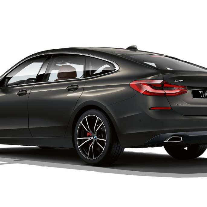 BMW 6 серии GT G32 640d xDrive 2020 года, оснащение Luxury Line, цвет «Серый Дравит», вид сзади с поворотом в три четверти