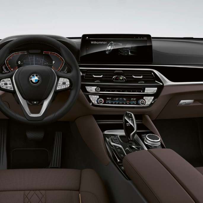 BMW 6 серии GT G32 640d xDrive 2020 года, оснащение Luxury Line, отделка эксклюзивной кожей Nappa «Мокка», интерьер