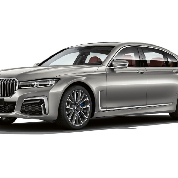 BMW 7 серии с пакетом M Sport: вид спереди с поворотом в три четверти BMW 7 серии серого цвета с пакетом M Sport: вид спереди с поворотом в три четверти