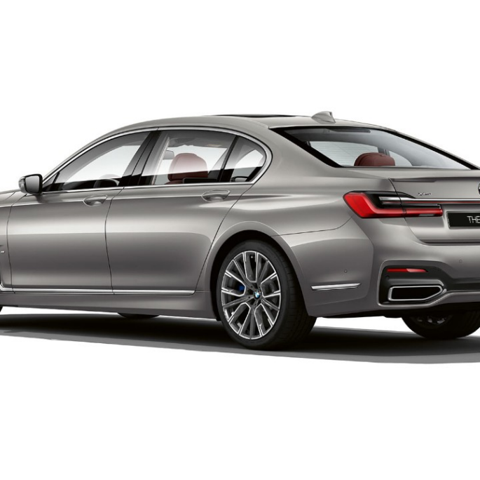 BMW 7 серии с пакетом M Sport: вид сзади с поворотом в три четверти BMW 7 серии серого цвета с пакетом M Sport, вид сзади с поворотом в три четверти