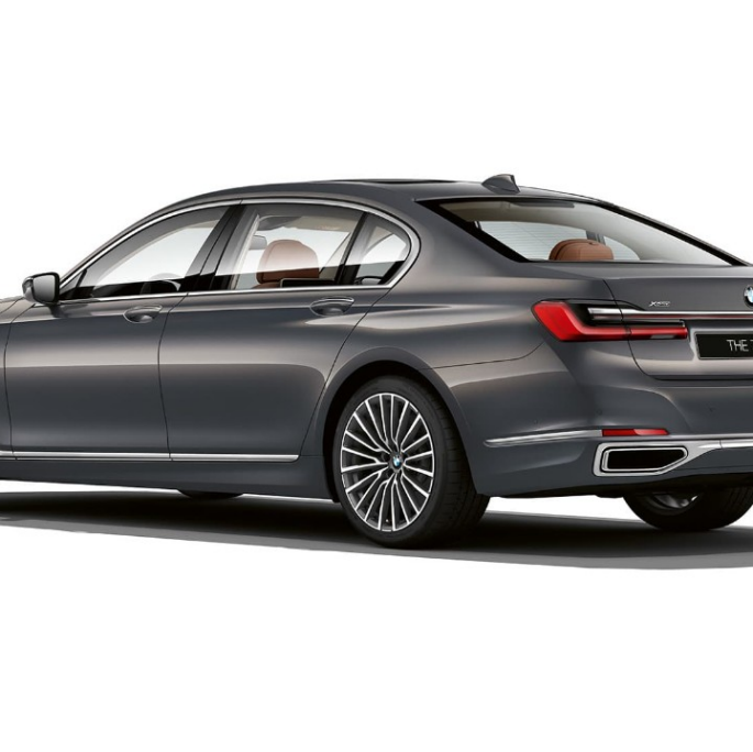 BMW 7 серии с дизайном Pure Excellence: вид сзади с поворотом в три четверти BMW 7 серии серого цвета с дизайном Pure Excellence: вид сзади с поворотом в три четверти