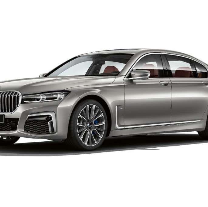 BMW 7 серии серого цвета с пакетом M Sport: вид спереди с поворотом в три четверти G11
