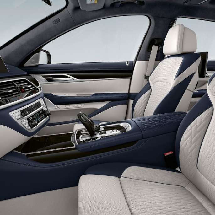 BMW 7 серии с пакетом M Sport: обивка кожей Dakota черного цвета G11