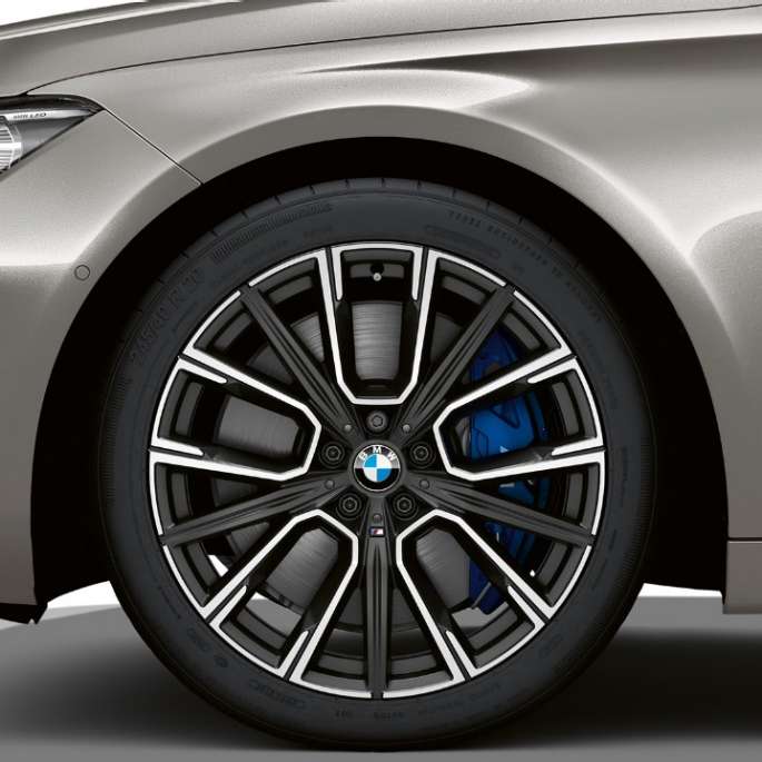 BMW 7 серии с пакетом M Sport: колесные диски крупным планом G11