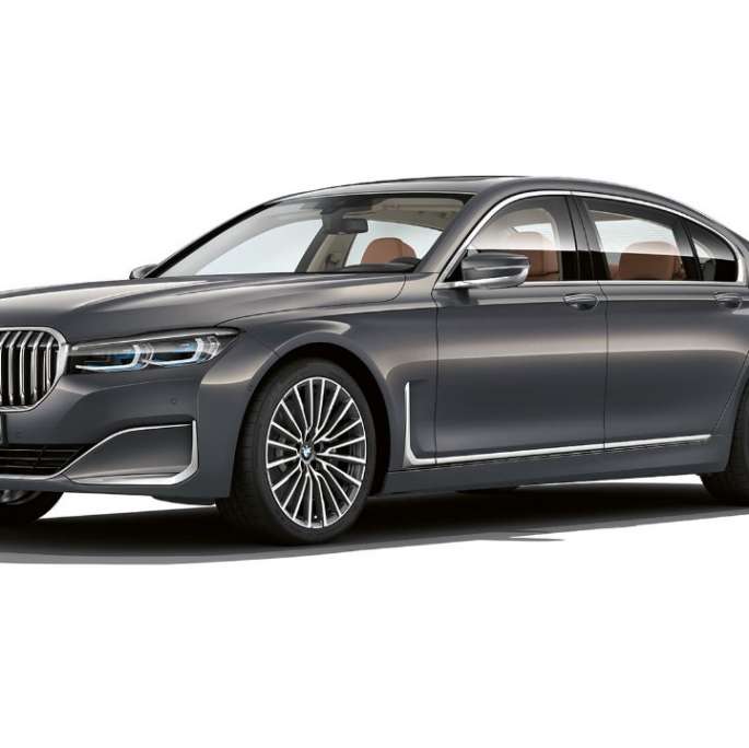 BMW 7 серии серого цвета с дизайном Pure Excellence: вид спереди с поворотом в три четверти G11