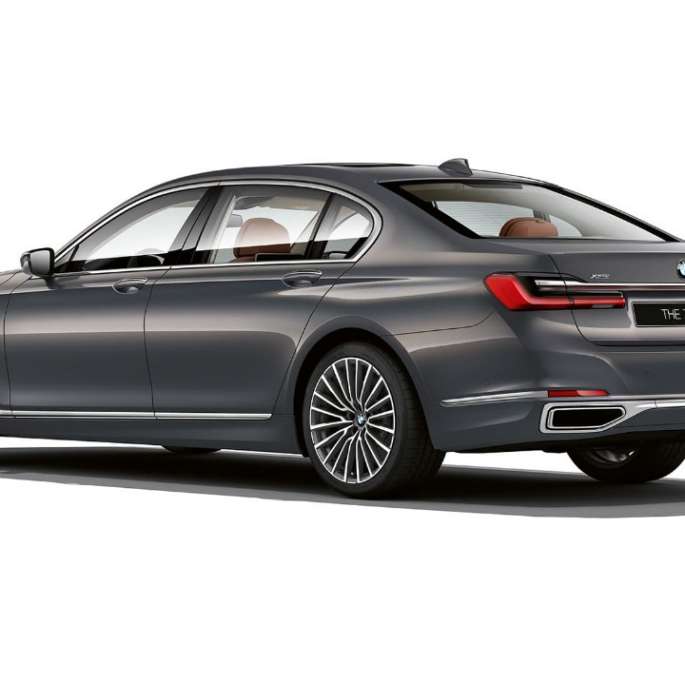 BMW 7 серии серого цвета с дизайном Pure Excellence: вид сзади с поворотом в три четверти G11