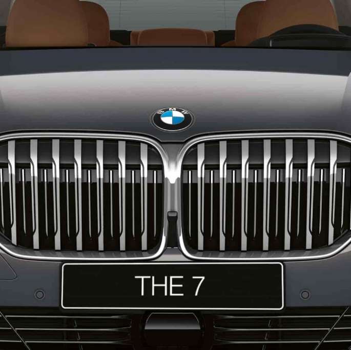 BMW 7 серии с дизайном Pure Excellence: крупный план решетки радиатора BMW G11