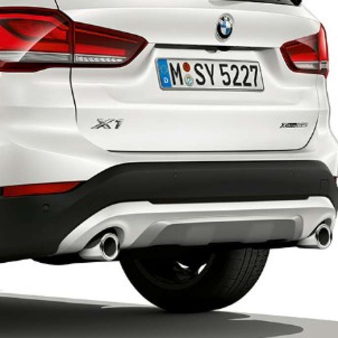 BMW X1 SUV, версия xLine: вид сзади с поворотом в три четверти, студийная фотография F48