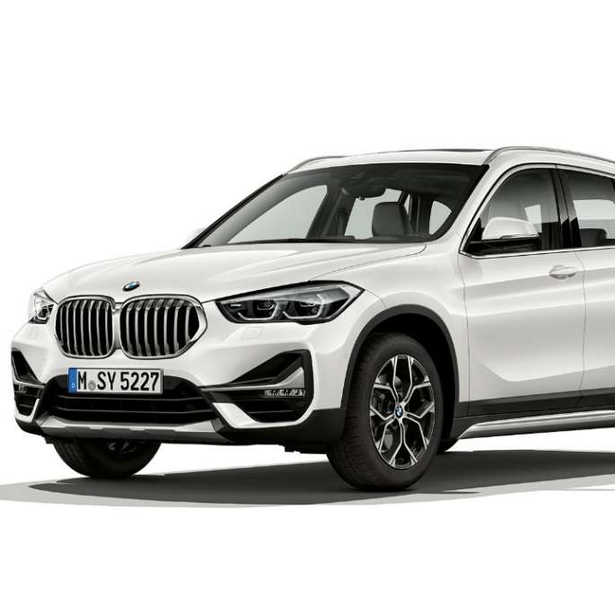 BMW X1 SUV, версия xLine: вид спереди с поворотом в три четверти, студийная фотография F48