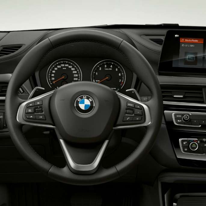 BMW X1 SUV, версия xLine: фотография интерьера с акцентом на кокпит F48