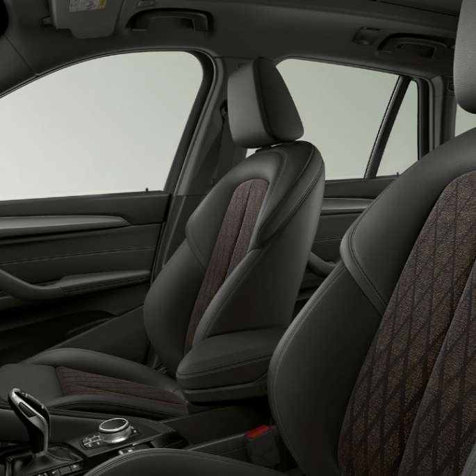BMW X1 SUV, версия xLine: фотография интерьера с акцентом на обивку F48
