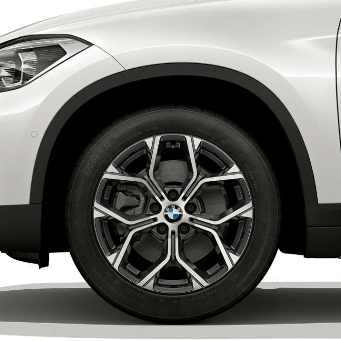 BMW X1 SUV, версия xLine: вид сбоку, крупный план легкосплавного диска F48