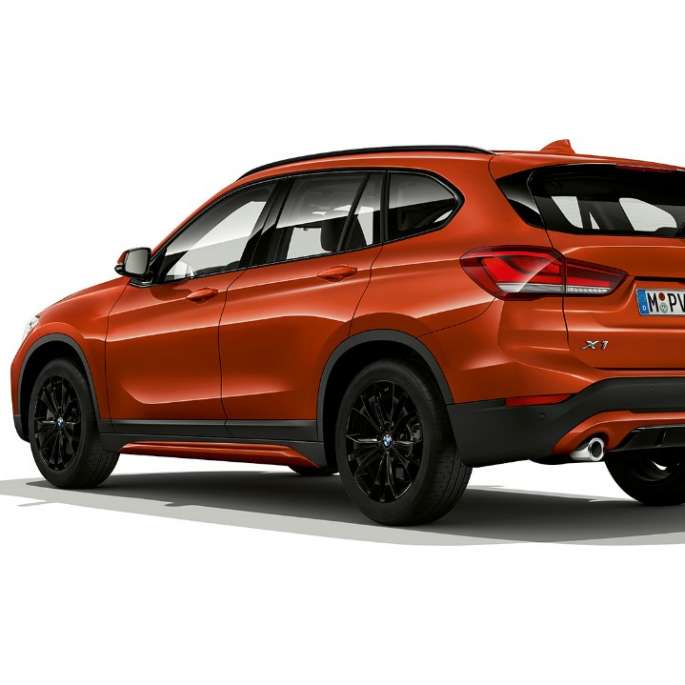 BMW X1 SUV, версия Sport Line: вид сзади с поворотом в три четверти, студийная фотография F48