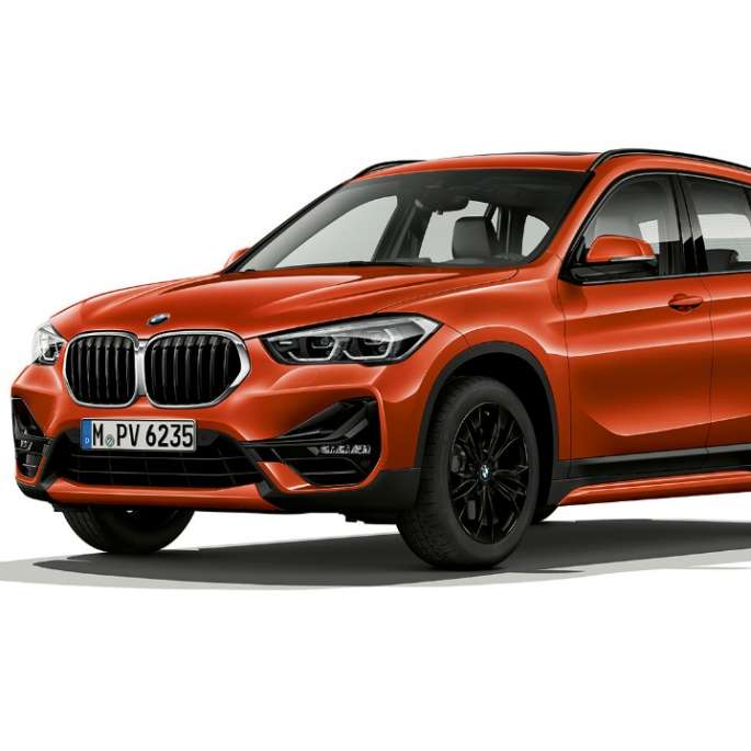 BMW X1 SUV, версия Sport Line: вид спереди с поворотом в три четверти, студийная фотография F48