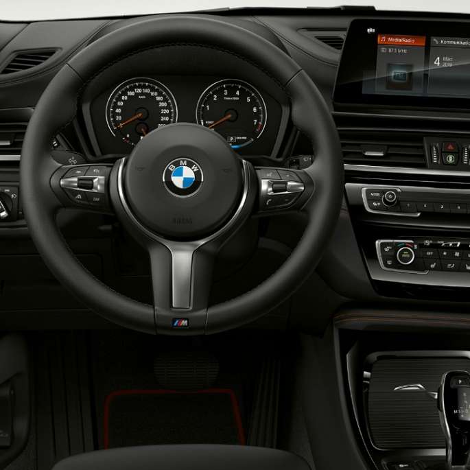 BMW X1 SUV, версия Sport Line: фотография интерьера с акцентом на кокпит F48